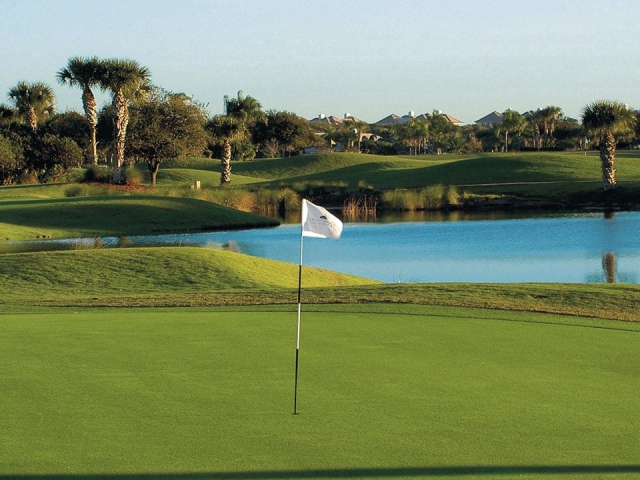 Green and flagstick of Orchid Island Golf Course Hole 10